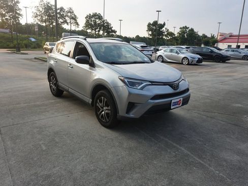 Used 2018 Toyota RAV4 LE FWD image 8