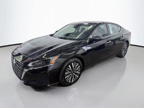 Used 2024 Nissan Altima 2.5 SV FWD image 5