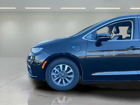 Used 2024 Chrysler Pacifica Select image 29