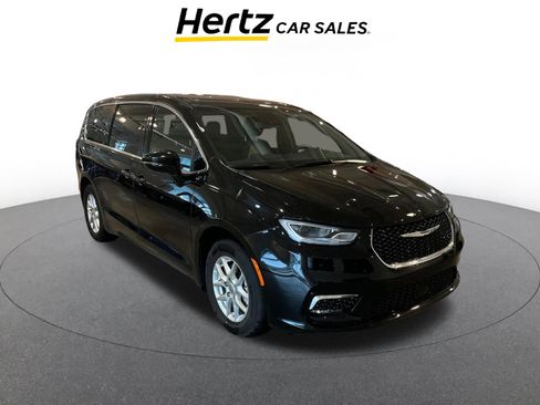 Used 2025 Chrysler Pacifica Select image 1