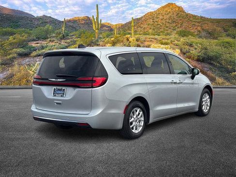 Used 2023 Chrysler Pacifica Touring-L FWD image 4