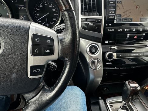 Used 2014 Toyota Land Cruiser image 11