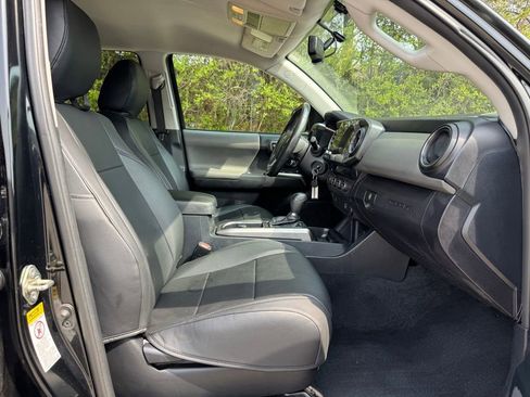 Used 2016 Toyota Tacoma SR5 w/ SR5 Appearance Package (SN) image 9