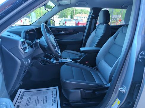 Used 2024 Chevrolet TrailBlazer LT w/ LT Cold Weather Package FWD image 12