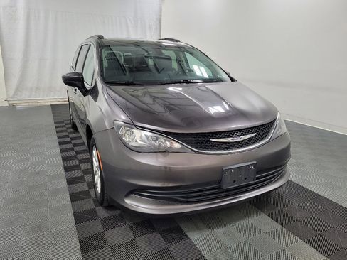 Used 2020 Chrysler Voyager Lxi FWD image 14