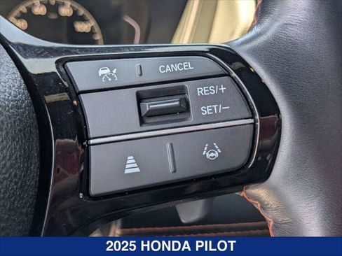 Used 2025 Honda Pilot TrailSport image 15