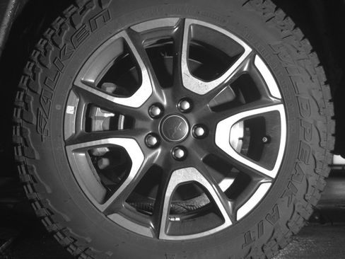 Used 2025 Jeep Compass Trailhawk AWD/4WD image 12