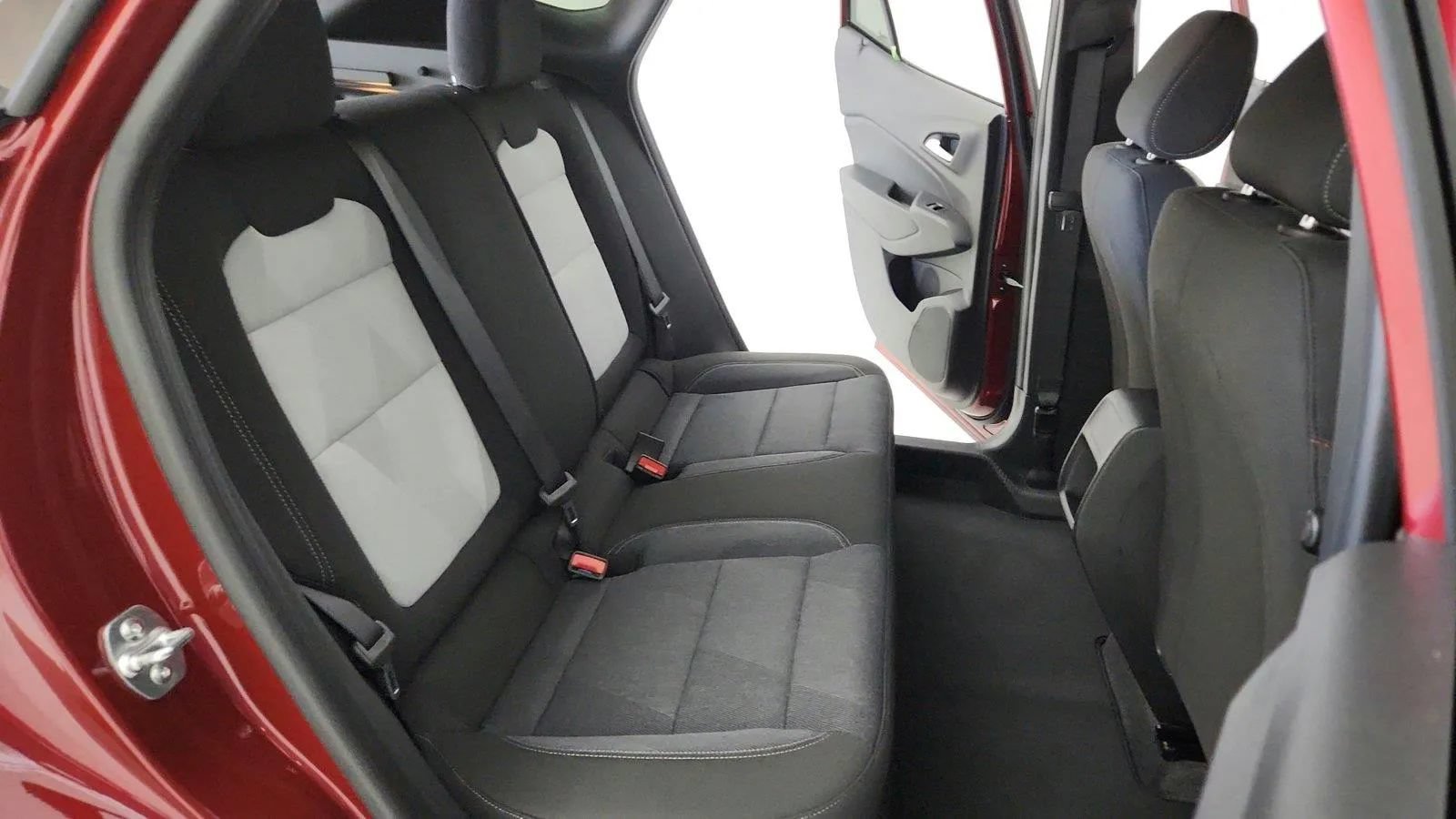 Used 2025 Chevrolet Trax RS w/ Driver Confidence Package FWD image 34