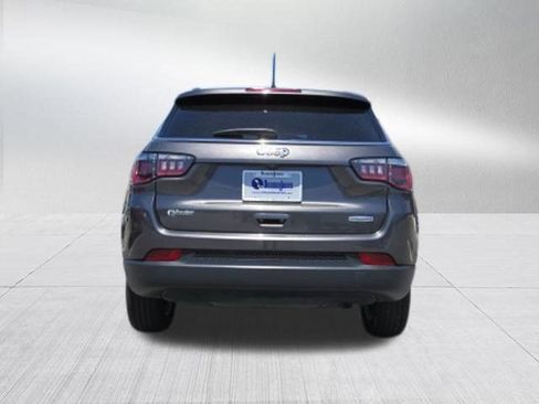 Used 2020 Jeep Compass Latitude FWD image 4