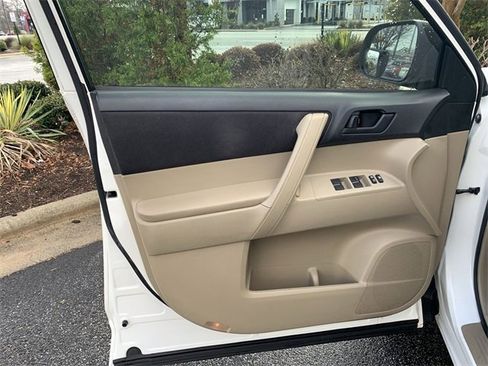 Used 2013 Toyota Highlander FWD image 17