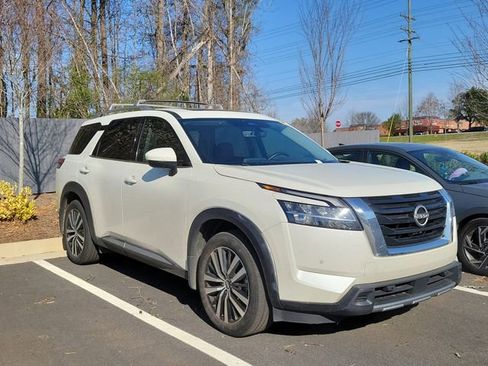 Used 2024 Nissan Pathfinder Platinum w/ Cargo Package image 3