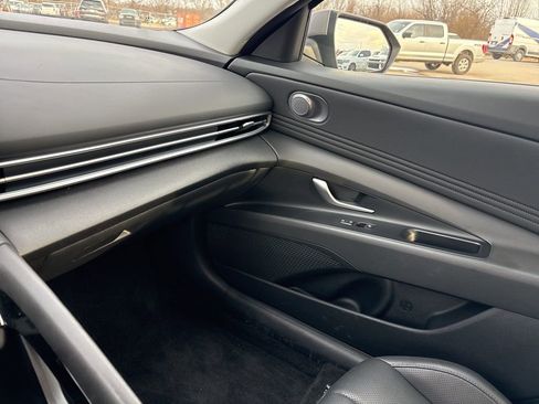 Used 2025 Hyundai Elantra Limited image 22