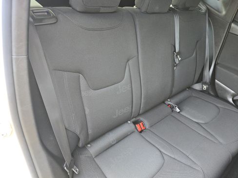 Used 2015 Jeep Renegade Latitude FWD image 16