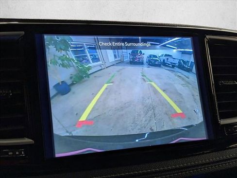 Used 2025 Chrysler Pacifica Limited image 15