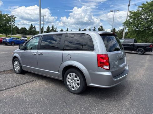 Used 2018 Dodge Grand Caravan SE FWD image 3