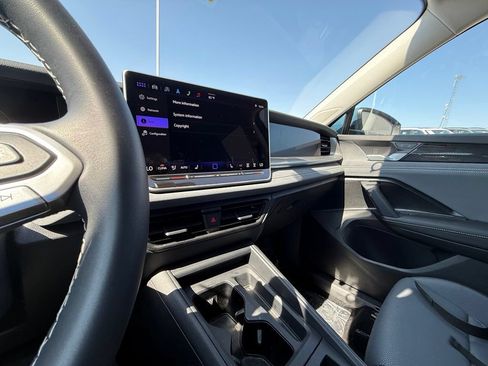 Certified 2025 Volkswagen Tiguan SE FWD image 14