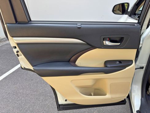 Used 2018 Toyota Highlander XLE FWD image 42