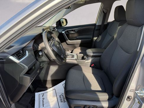 Used 2022 Toyota RAV4 XLE image 9
