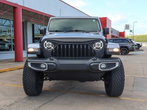 Used 2018 Jeep Wrangler Unlimited Sahara w/ Safety Group AWD/4WD image 3
