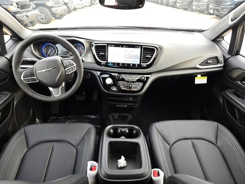 New 2026 Chrysler Pacifica Select image 20