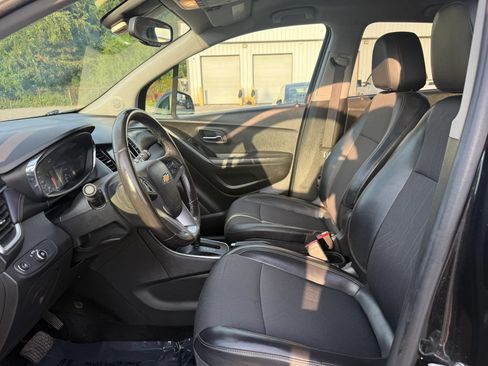 Used 2019 Chevrolet Trax LT w/ LT Convenience Package AWD/4WD image 2