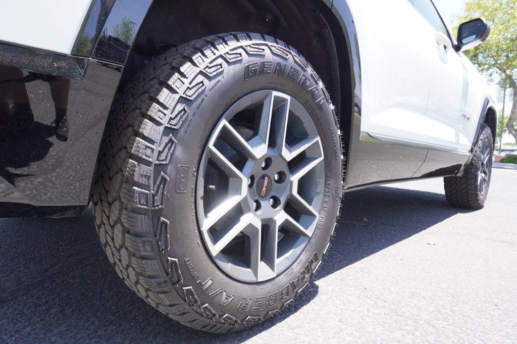 New 2026 GMC Terrain AT4 w/ Technology Package II AWD/4WD image 8