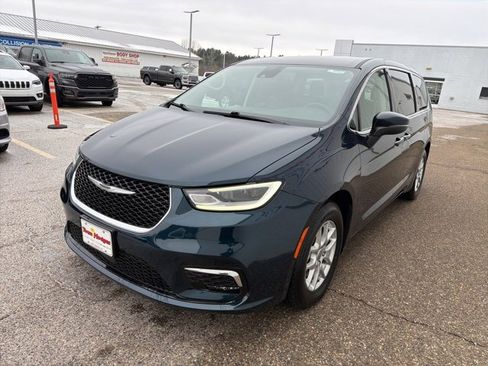 Used 2023 Chrysler Pacifica Touring-L image 7