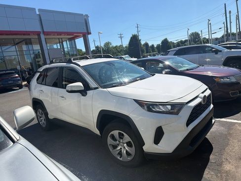 Used 2019 Toyota RAV4 LE AWD/4WD image 2
