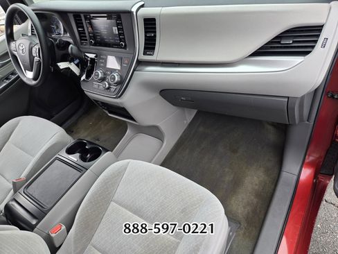Used 2018 Toyota Sienna LE image 19