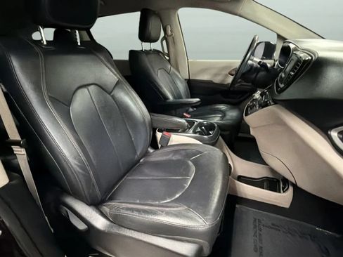 Used 2017 Chrysler Pacifica Touring-L FWD image 22