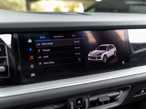 Certified 2024 Porsche Cayenne AWD/4WD image 34