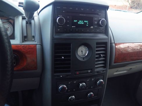 Used 2008 Chrysler Town & Country LX image 9