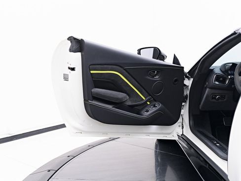 Used 2023 Aston Martin V8 Vantage Roadster image 40