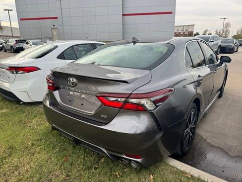 Used 2022 Toyota Camry SE image 3