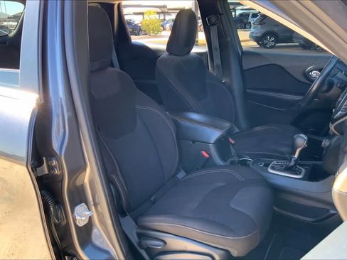 Used 2015 Jeep Cherokee Latitude FWD image 9