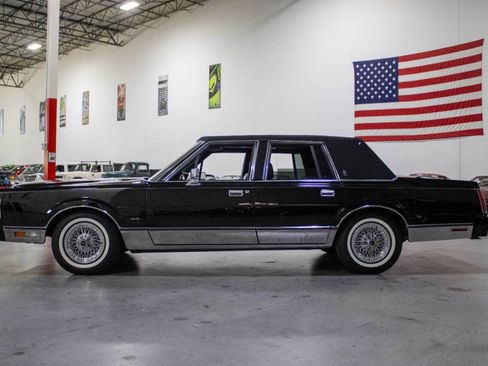 Used 1989 Lincoln Town Car Signature image 4
