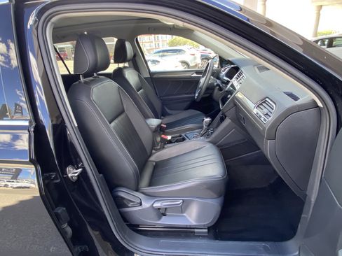Used 2022 Volkswagen Tiguan SE w/ Panoramic Sunroof Package FWD image 34
