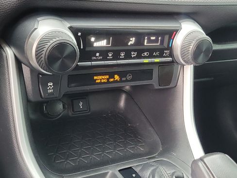 Used 2020 Toyota RAV4 LE FWD image 33