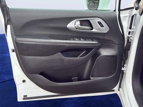 Used 2022 Chrysler Pacifica Touring-L w/ Uconnect Theater Family Group AWD/4WD image 21