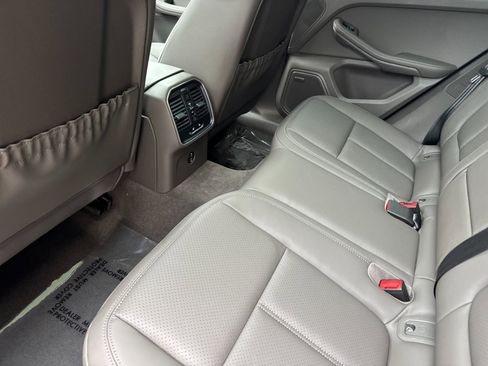 Certified 2025 Porsche Macan AWD/4WD image 14