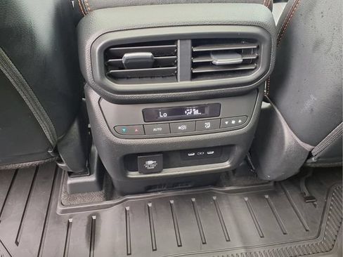 Used 2025 Honda Pilot TrailSport image 17