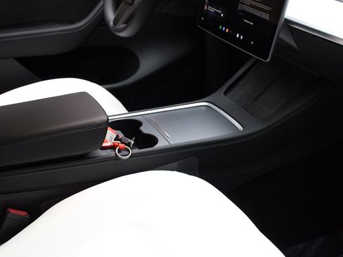 Used 2022 Tesla Model Y Performance image 23