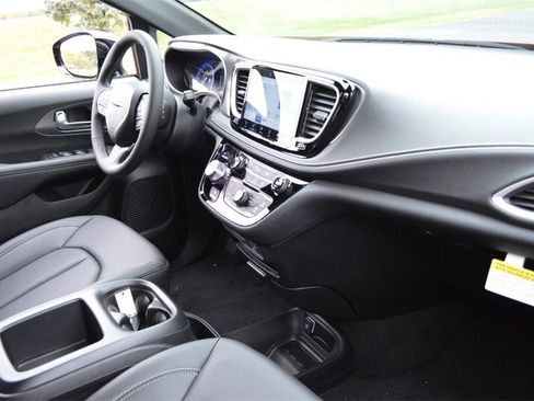 New 2026 Chrysler Pacifica Select image 27