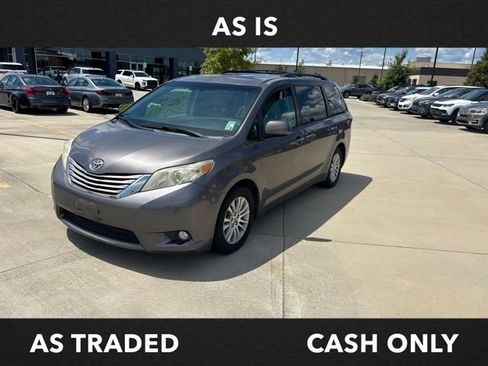 Used 2015 Toyota Sienna XLE w/ XLE Navigation Package FWD image 3
