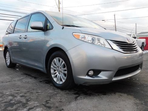 Used 2012 Toyota Sienna XLE image 1