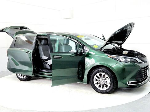 Certified 2024 Toyota Sienna XLE image 12