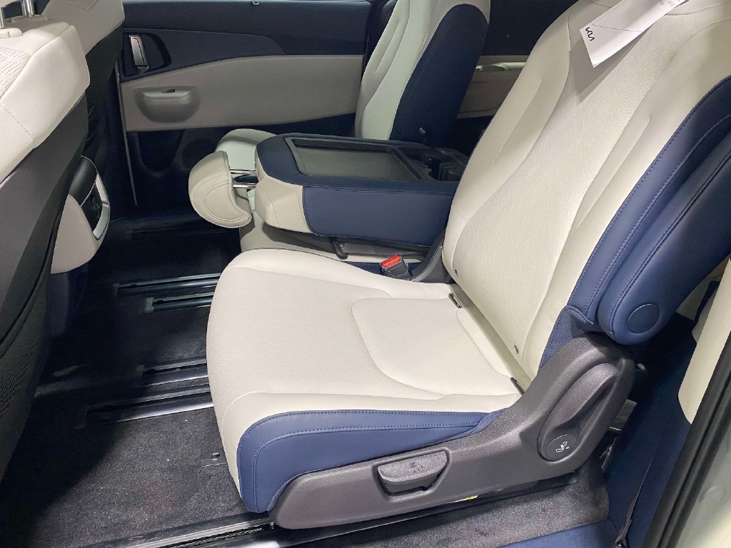 New 2026 Kia Carnival EX FWD image 11
