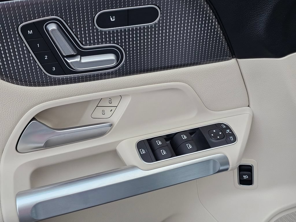 Used 2021 Mercedes-Benz GLB 250 4MATIC image 27