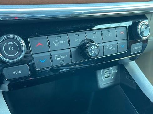 Used 2023 Jeep Compass Limited AWD/4WD image 17