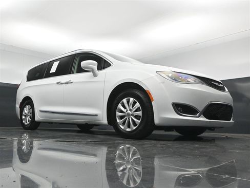Used 2018 Chrysler Pacifica Touring-L FWD image 29